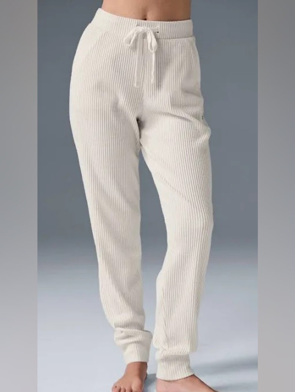 Alo Yoga Muse Jogger in Ivory sz MEDIUM